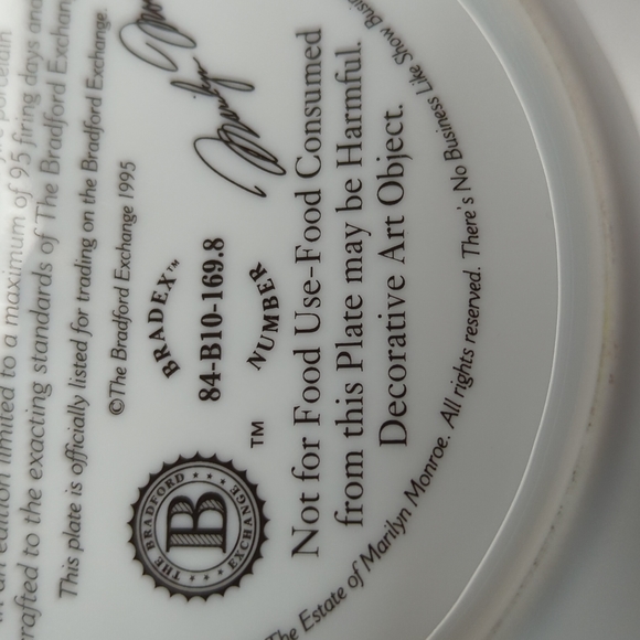 Marilyn Monroe collector plates (1995) - Picture 6 of 8